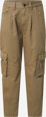 Urban Classics Regular Cargo Pants in Green: front