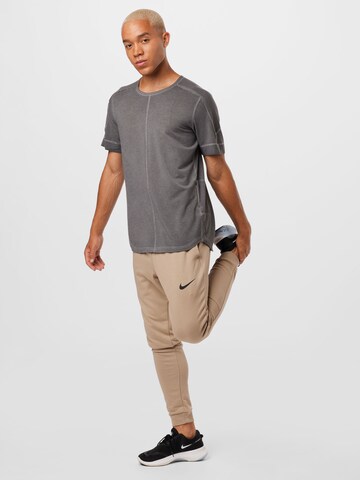 NIKE Tapered Sportbroek in Beige