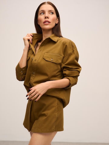 Bluză de la ORIMEI by Victoria Swarovski pe maro: față