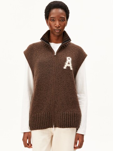 ARMEDANGELS Gebreid vest in Bruin: voorkant