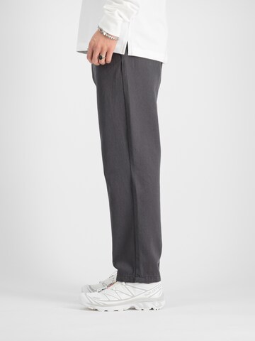 ALPHA INDUSTRIES Loosefit Παντελόνι τσίνο σε γκρι