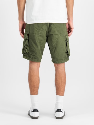 Loosefit Pantaloni di ALPHA INDUSTRIES in verde