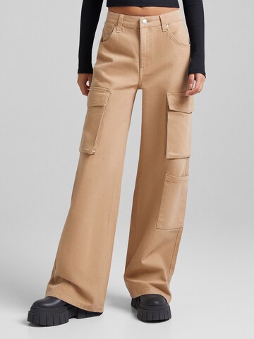 Bershka Loose fit Cargo trousers in Beige: front