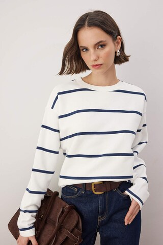 Sweat-shirt Trendyol en beige : devant