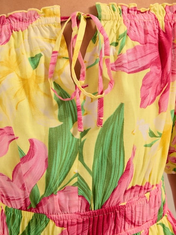 Friends Like These Jumpsuit in Geel