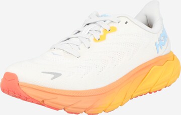 Chaussure de course 'ARAHI 6' Hoka One One en blanc : devant