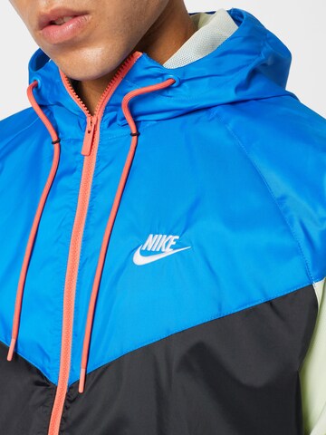 Nike Sportswear Overgangsjakke i sort