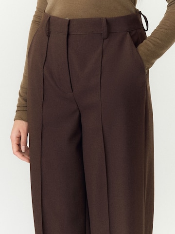 regular Pantaloni di YAS in marrone