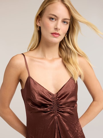 Robe MOTIVI en marron