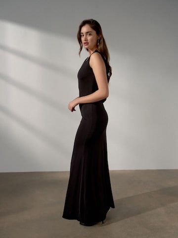 Next Вечерна рокля в черно