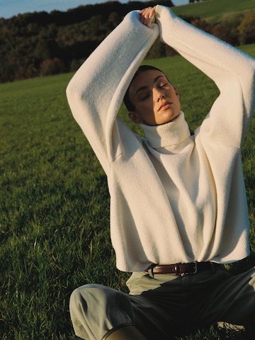 RÆRE by Lorena Rae Свитер в Белый