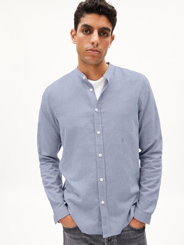 ARMEDANGELS Regular fit Overhemd 'TOMAS' in Blauw: voorkant