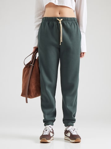 PIECES Дънки Tapered Leg Панталон 'PCCHILLI' в зелено: отпред