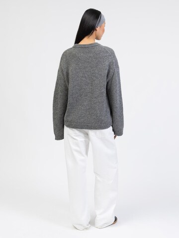BROKE + SCHÖN Sweater in Grey