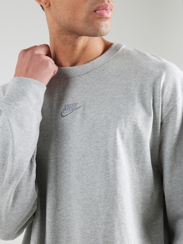 Nike Sportswear - Camiseta 'Premium Essentials' en gris