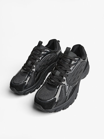 Bershka Sneakers in Black