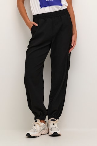 Regular Pantalon cargo Kaffe en noir : devant