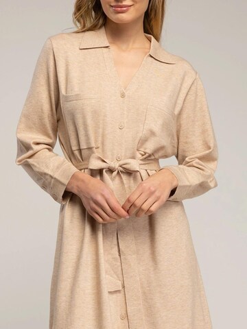 Robes en maille 'Vestido camisero de punto largo con bolsillos en el pecho y cinturon. (BEIGE)' Tantra en beige