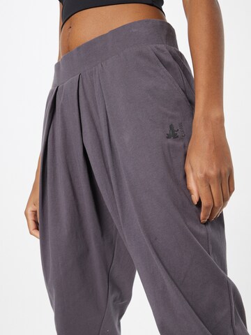 Effilé Pantalon de sport CURARE Yogawear en violet