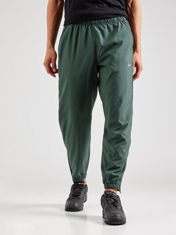Tapered Pantaloni sportivi 'Form' di NIKE in verde: frontale