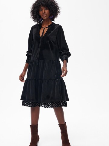 Blue Shadow Kleid‌‌‌‌‌‌‌‌ in Schwarz