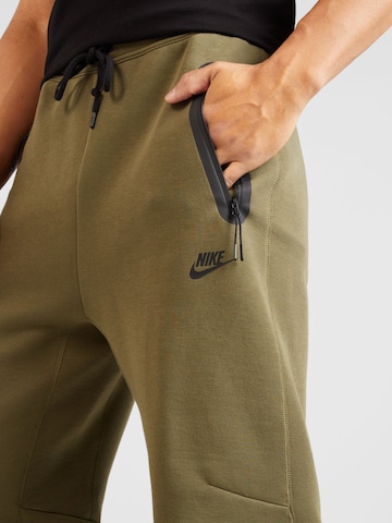 Nike SportswearLoosefit Hlače 'TECH FLEECE' - zelena boja
