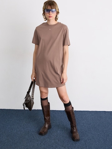 Nike Sportswear Šaty 'ESSNTL' - Hnedá