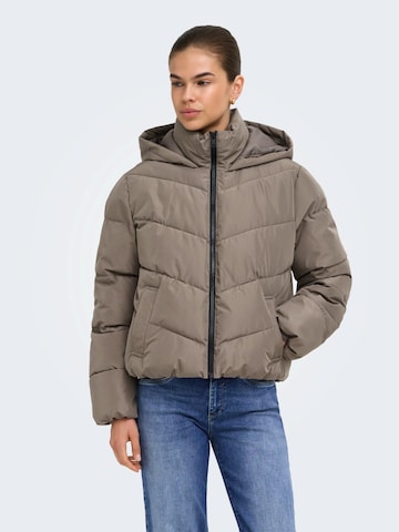 ONLY - Chaqueta de invierno 'ONLCLAIR' en marrón: frente