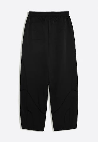 Bershka Ozke Hlače | črna barva