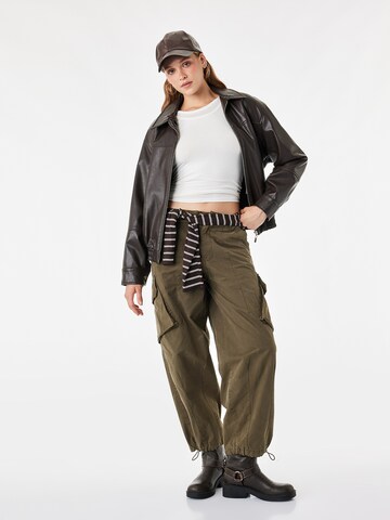 Koton Loose fit Trousers in Green: front