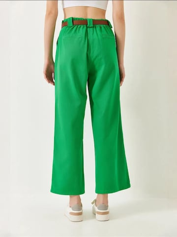 Wide leg Pantaloni con pieghe di Bianco Lucci in verde