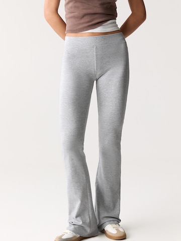 Pull&Bear Flared Broek in Grijs: voorkant