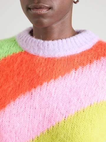 Pulover de la Essentiel Antwerp pe mai multe culori