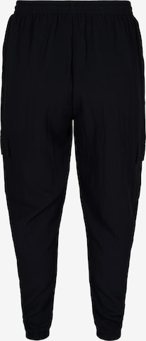 Tapered Pantaloni cu buzunare 'MACY' de la Zizzi pe negru