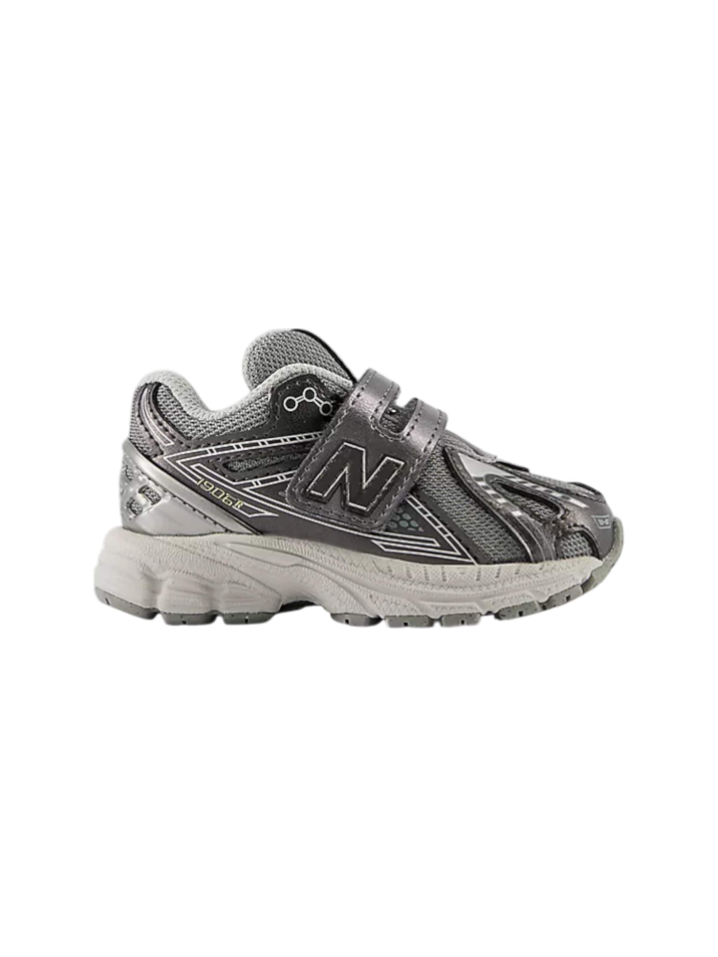 Scarpa sportiva di new balance in nero: frontale