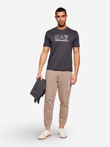 Maglietta '7M001307 AF10375' di EA7 Emporio Armani in grigio