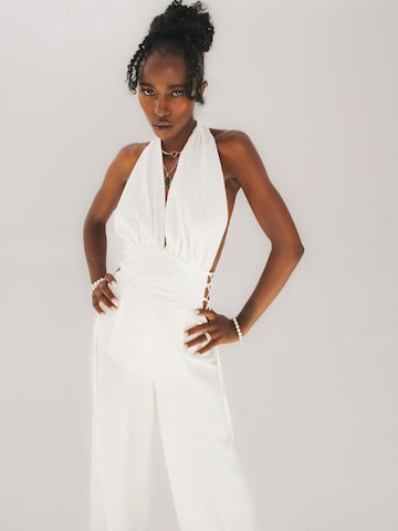 Combinaison 'UVIA Maxi-jumpsuit met open rug, wit, S' UVIA en blanc : devant