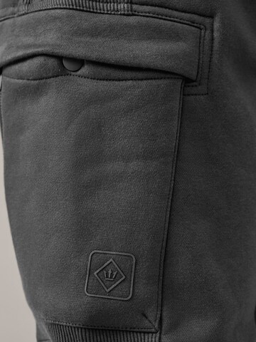 Next Tapered Gargohousut 'Utility' värissä harmaa