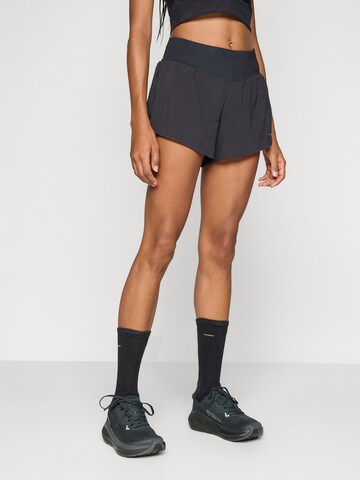 HOKA Свободный крой Спортивные штаны в Черный: спереди