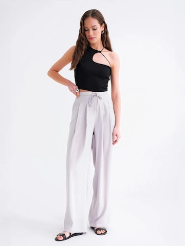 Wide leg Pantaloni con pieghe di MixRay in grigio