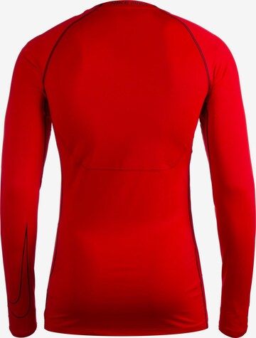 Coupe regular T-Shirt fonctionnel NIKE en rouge