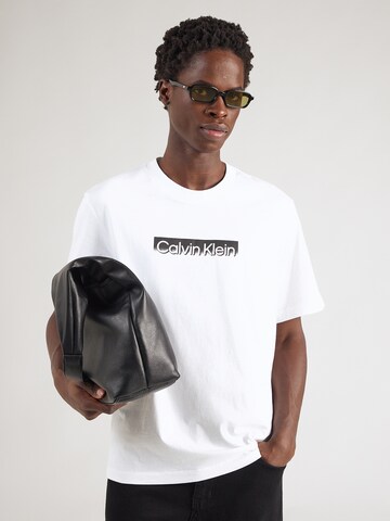 T-Shirt Calvin Klein en blanc : devant