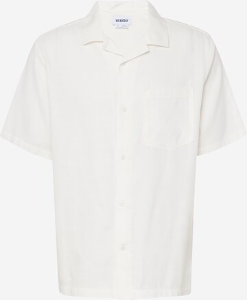 Coupe regular Chemise WEEKDAY en blanc : devant