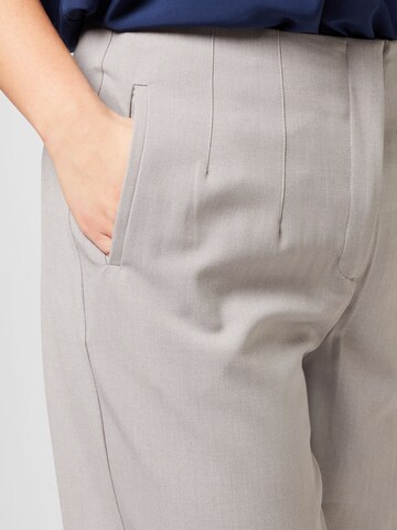 Vero Moda Curve Regular Bukse 'KIRA LOA' i grå