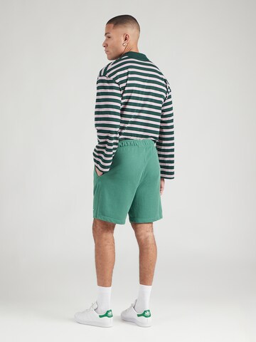 Largi Pantaloni de la Champion Authentic Athletic Apparel pe verde