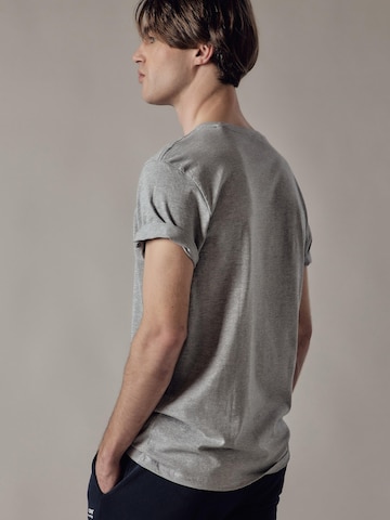Maglietta 'T-Shirt Scollo a V' di OWN Off With Nature in grigio