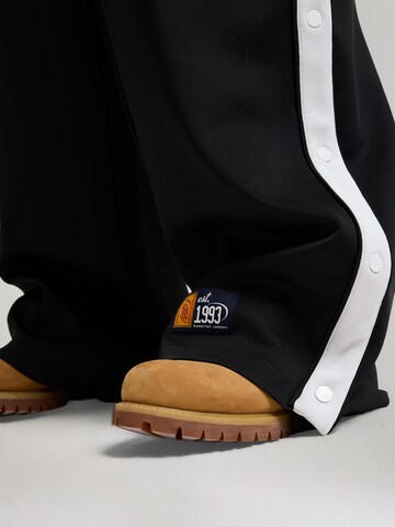 AND1Loosefit Hlače - crna boja