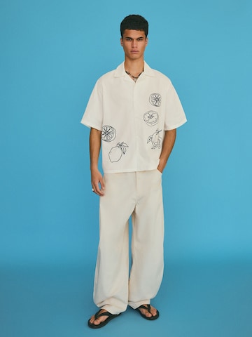 Bershka Comfort Fit Košeľa - Biela