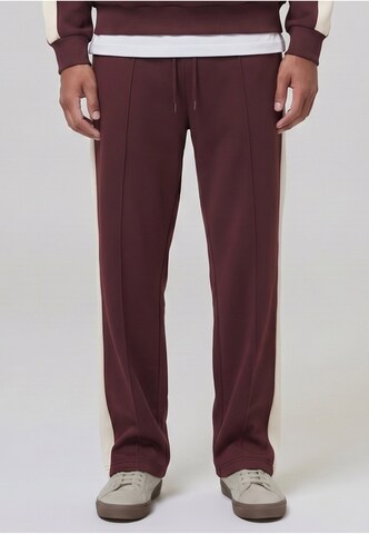 Urban Classics Loose fit Pants in Red: front