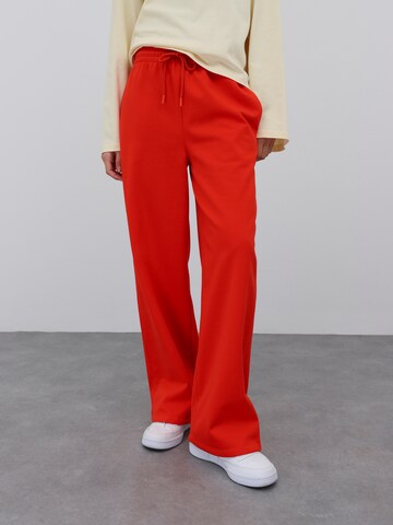 EDITED Wide leg Pants 'Sascha' in Red: front